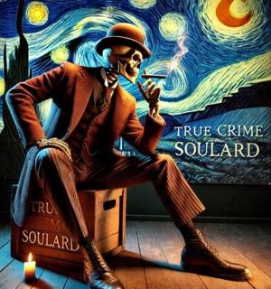 一名男子坐在箱子上吹奏萨克斯管