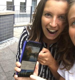 两名女子举着手机