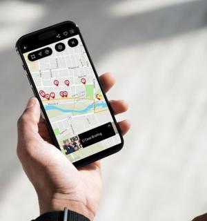 osoba držící v ruce mobilní telefon