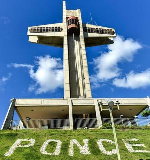 建筑物前山顶上的十字架