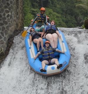un gruppo di persone che navigano su una zattera su una cascata
