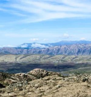 从山顶俯瞰群山