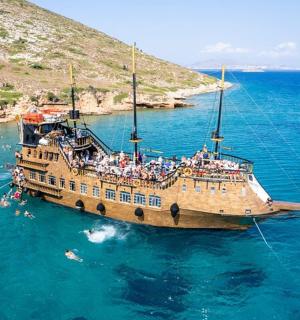 海滩边水中的一艘大船