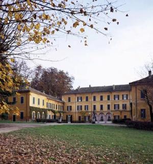 一座大楼,前面有一片草地