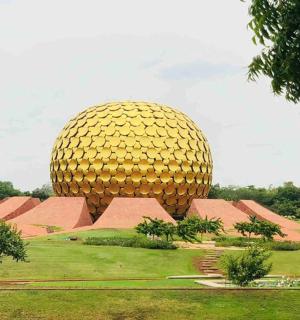 田野中一个大型金色物体的渲染图