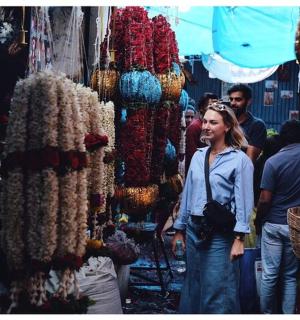 seorang wanita berdiri di hadapan pasar dengan paparan