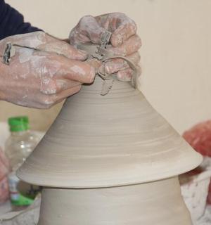 一个人在陶轮上制作花瓶