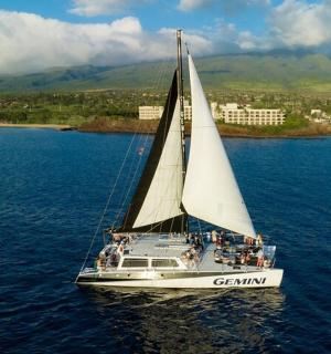 一大片水域中的一艘白色帆船