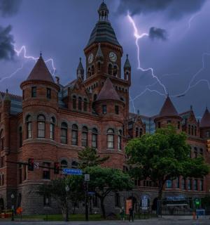 天空中闪电划过的一座大型砖砌建筑