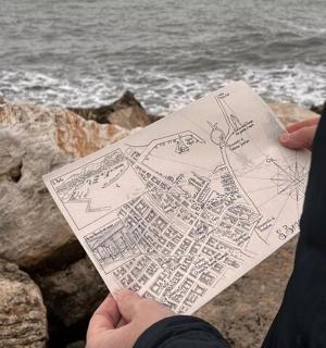 一个人拿着一幅海洋图画