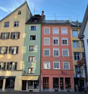 城市街道上的一组建筑