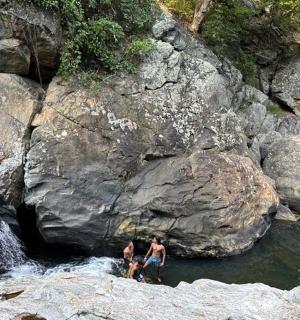 Dva lidé stojí ve vodě v řece