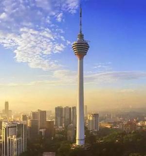 一座有高塔的城市景观