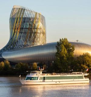 建筑物前水中的一艘船