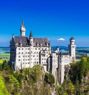 hrad stojící na vrcholu hory