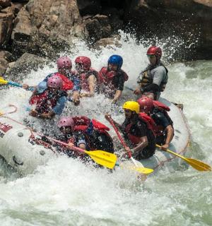 skupina lidí na voru v řece