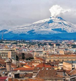 pohled na město se zasněženou horou