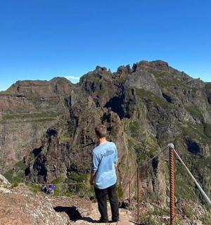 站在山顶上的男人