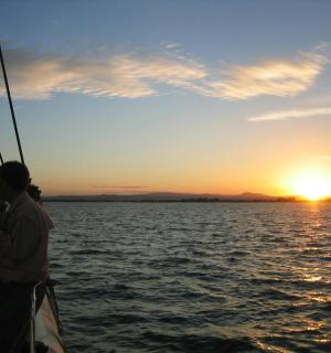 日落时分,一群人在船上