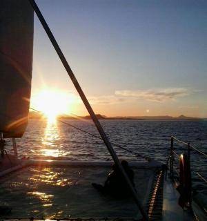 水中船上的日落