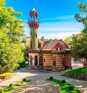 et hus med et tårn midt i en have