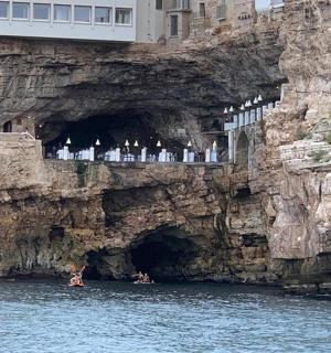 水中悬崖顶上的建筑