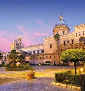 一座顶部有钟楼的大楼