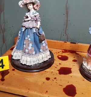 木桌上的两个小雕像，上面写着数字 4