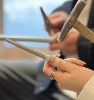 手里拿着剪刀的人