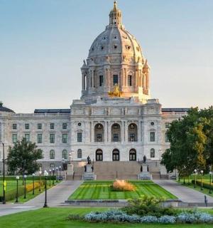 velká budova s kupolí na vrcholu