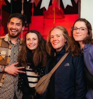 一群人摆姿势拍照