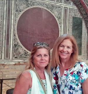 两名女子站在一栋建筑物前