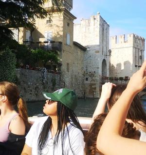 一群妇女正在拍摄一座城堡