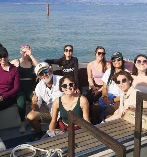 一群人在船上摆姿势拍照