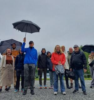 一群人站在一起撑着伞