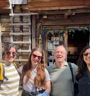 一群人站在一栋建筑物前