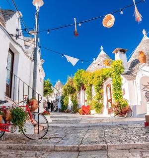 kolo zaparkované na ulici ve městě