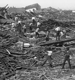 一群人站在一堆废墟周围