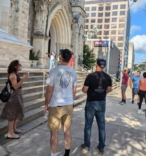 skupina lidí stojících před budovou