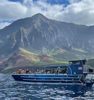 一群人在水中的船上