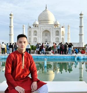 一名男子坐在泰姬陵前