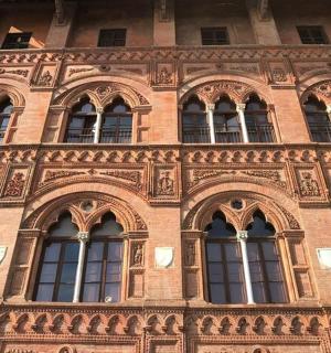 vysoká cihlová budova s hromadou oken