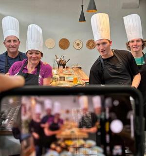 一群厨师在厨房里合影