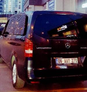 černá dodávka zaparkovaná na parkovišti