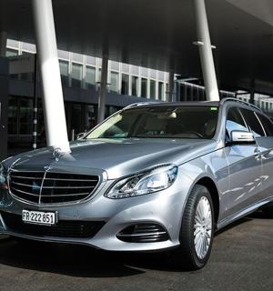 stříbrné auto zaparkované před budovou