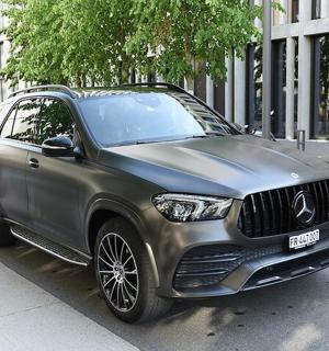 stříbrné auto zaparkované na kraji ulice