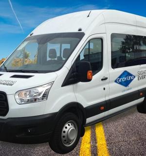 一辆白色货车停在路上