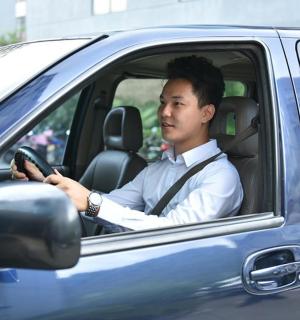 一名男子驾驶一辆蓝色汽车