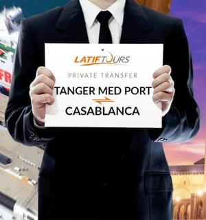 一名西装革履的男子举着牌子