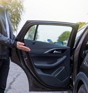 一名男子正从车门走出来